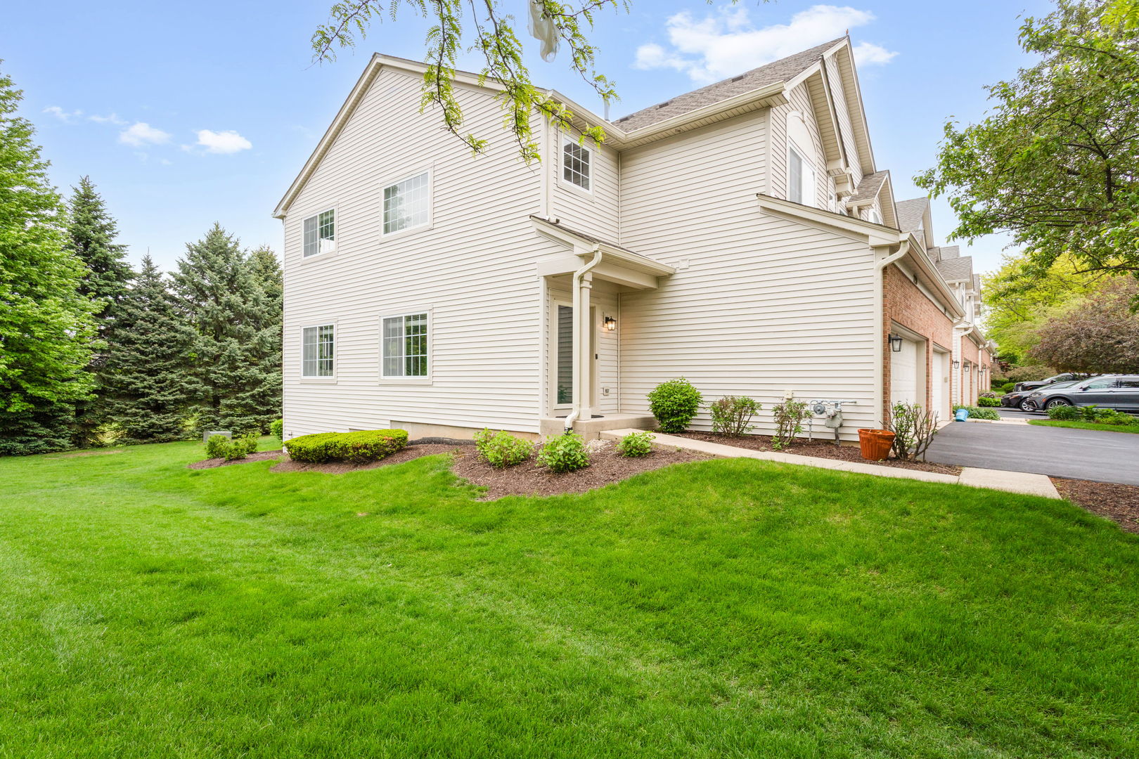2250 STOUGHTON Drive, Aurora, IL 60502