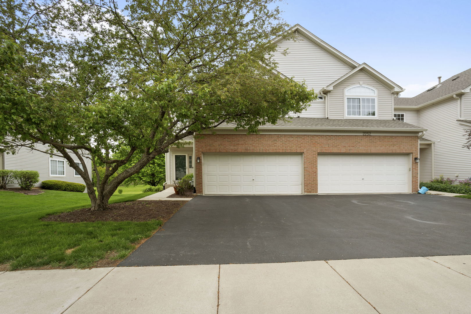 2250 STOUGHTON Drive, Aurora, IL 60502