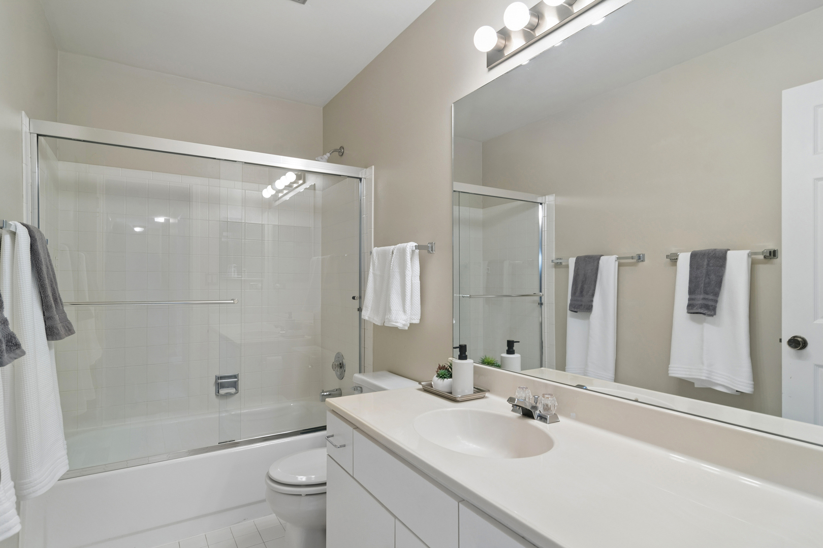 1412 Village Court, Buffalo Grove, IL 60089