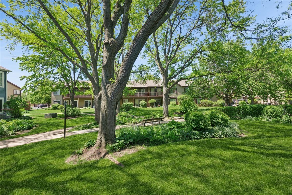 384 Sandhurst Circle #3, Glen Ellyn, IL 60137