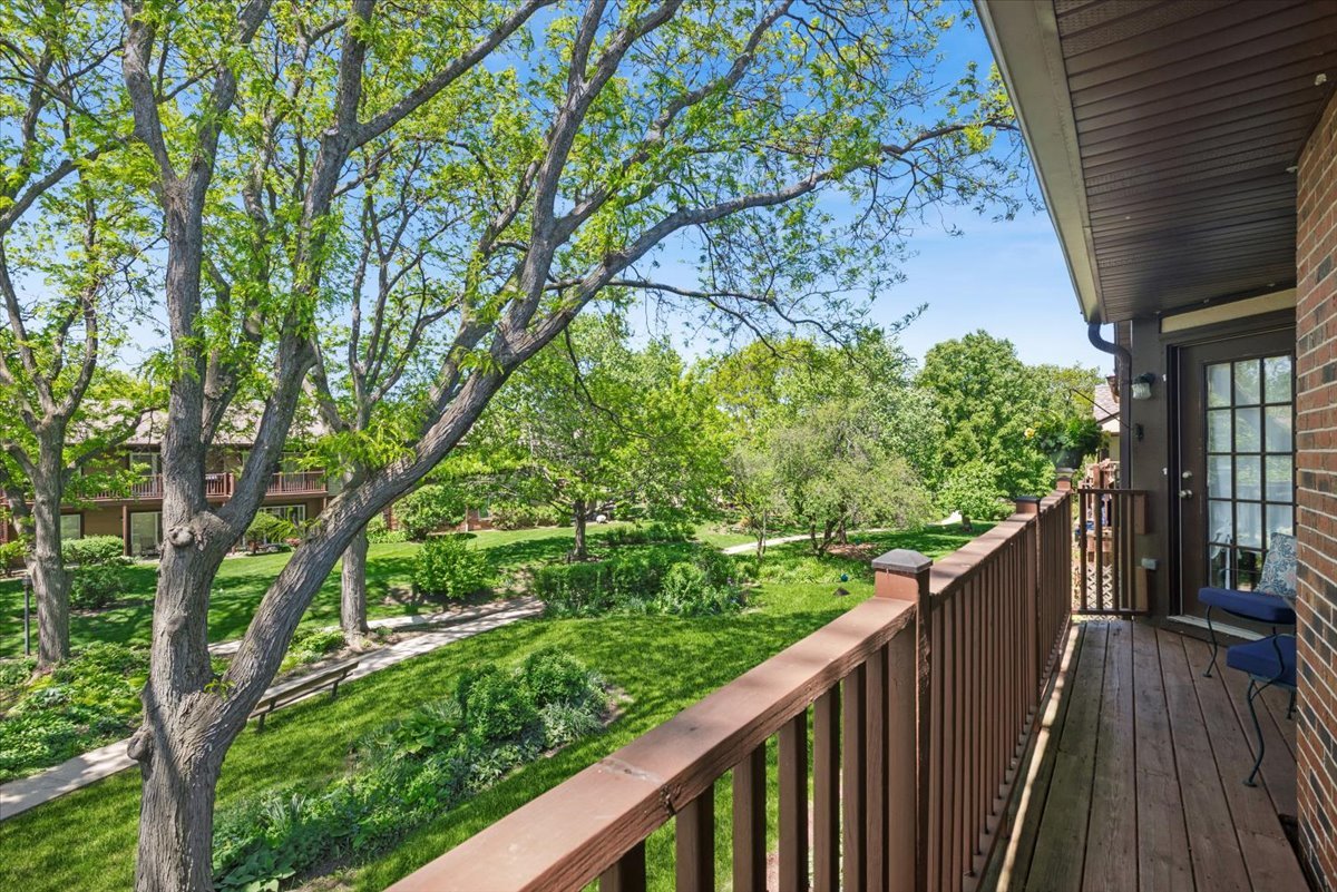 384 Sandhurst Circle #3, Glen Ellyn, IL 60137