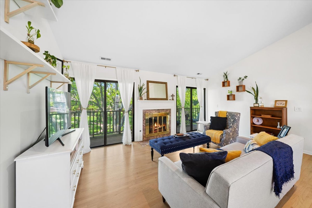 384 Sandhurst Circle #3, Glen Ellyn, IL 60137
