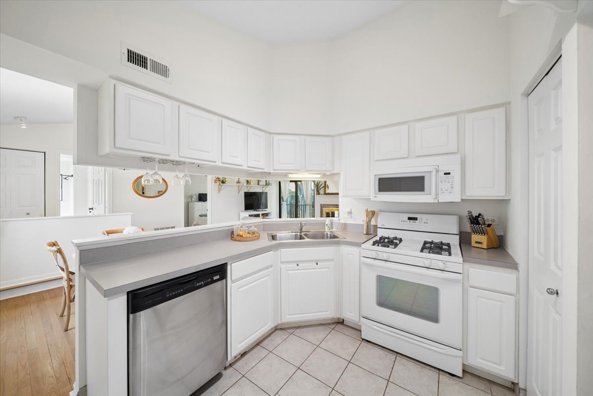 384 Sandhurst Circle #3, Glen Ellyn, IL 60137