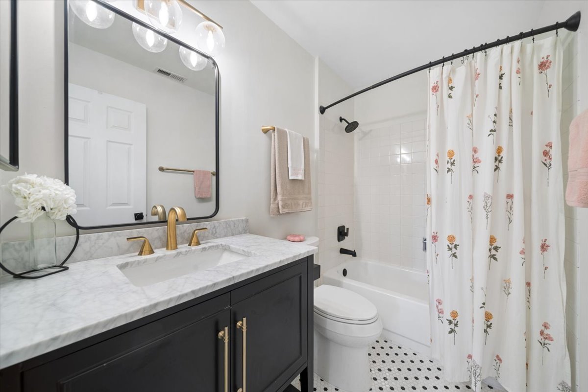 384 Sandhurst Circle #3, Glen Ellyn, IL 60137