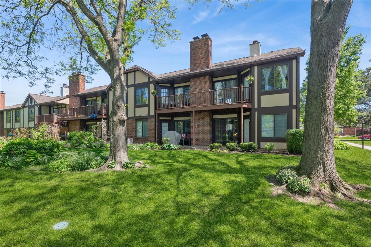 384 Sandhurst Circle #3, Glen Ellyn, IL 60137