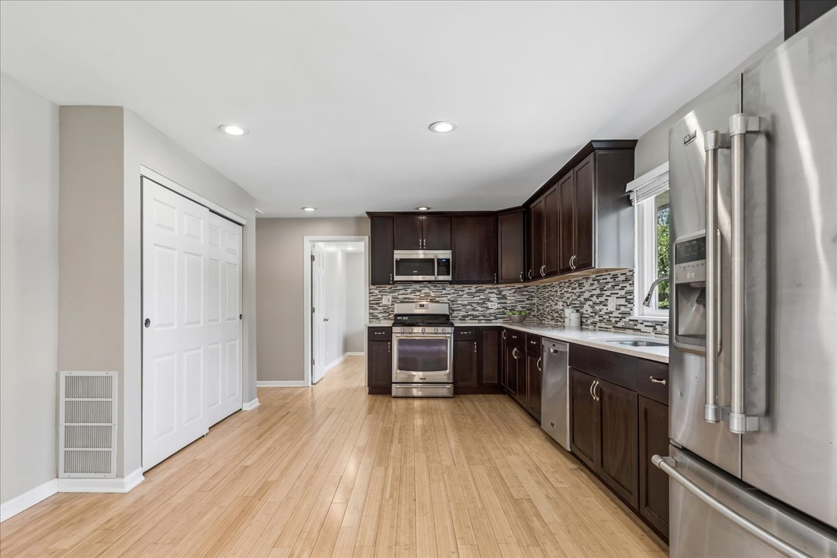 17 Rugby Road, Lake Zurich, IL 60047