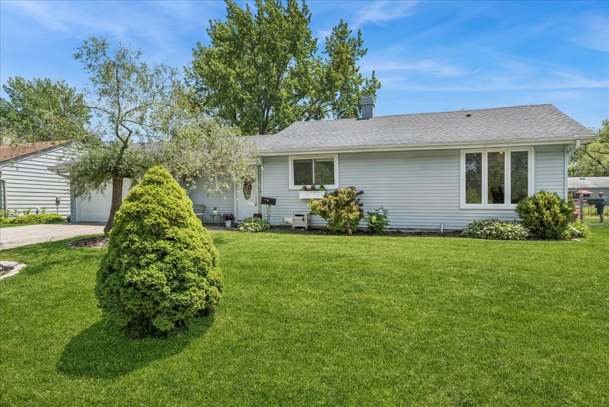 17 Rugby Road, Lake Zurich, IL 60047