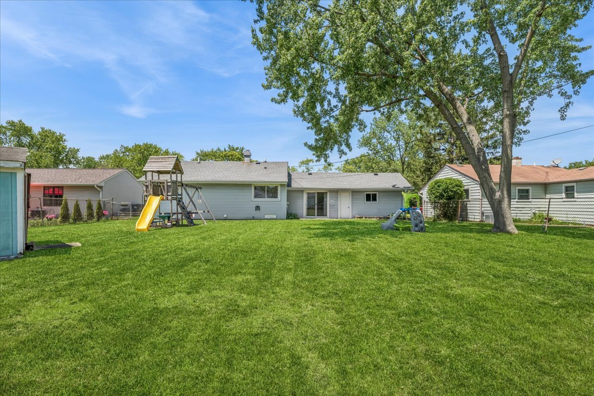 17 Rugby Road, Lake Zurich, IL 60047