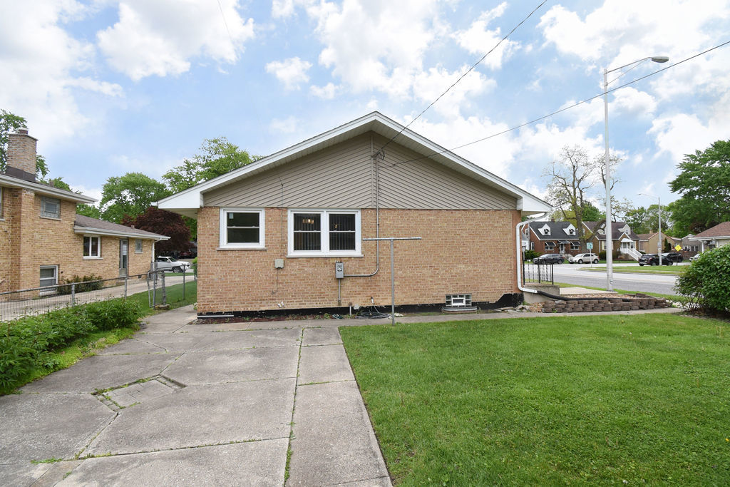 9246 S 54th Avenue, Oak Lawn, IL 60453