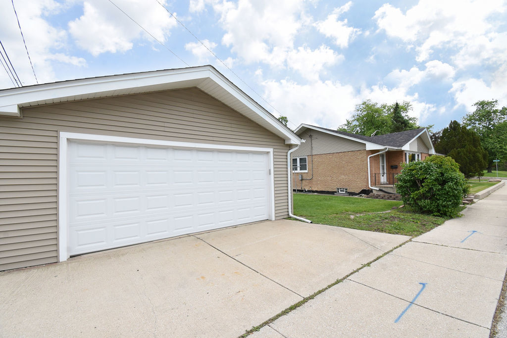 9246 S 54th Avenue, Oak Lawn, IL 60453