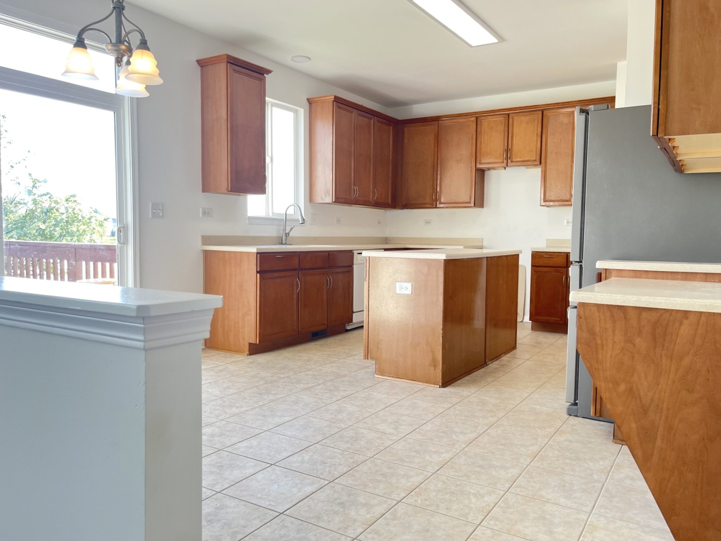 337 W CALDWELL Drive, Round Lake, IL 60073