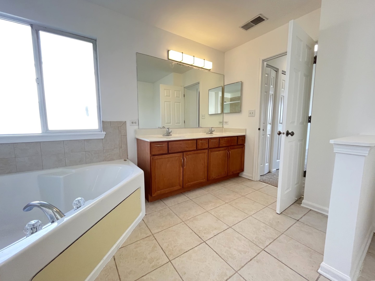 337 W CALDWELL Drive, Round Lake, IL 60073