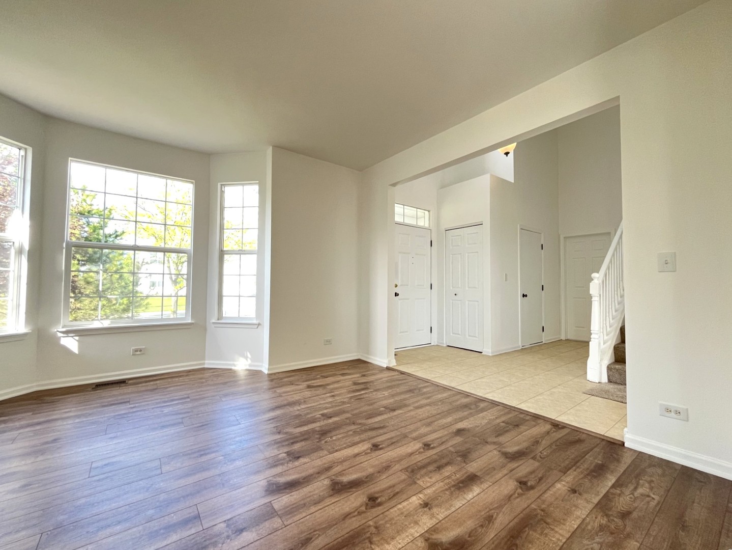 337 W CALDWELL Drive, Round Lake, IL 60073