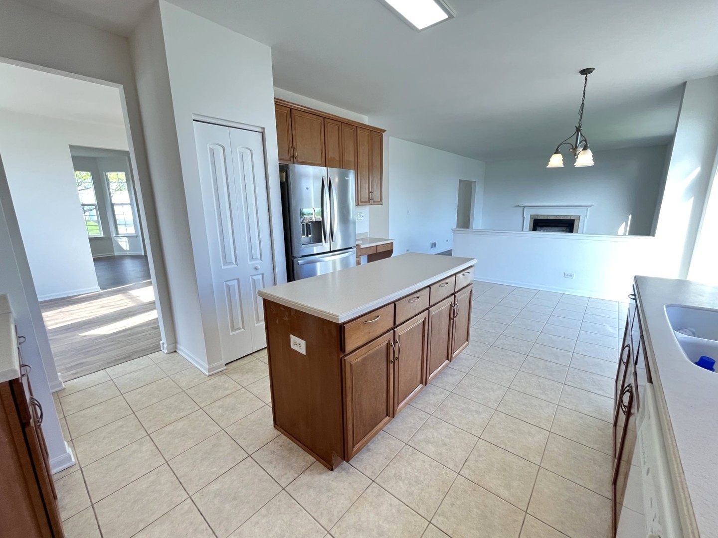 337 W CALDWELL Drive, Round Lake, IL 60073