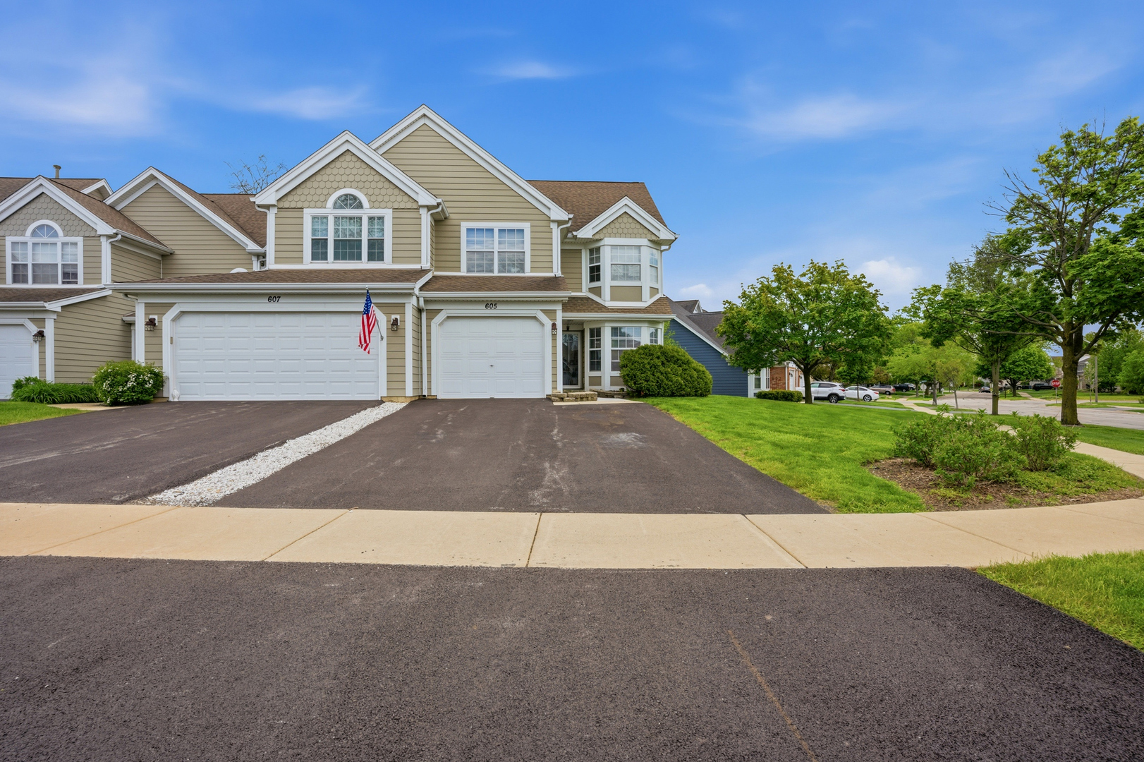 605 Kingsbridge Drive, Carol Stream, IL 60188