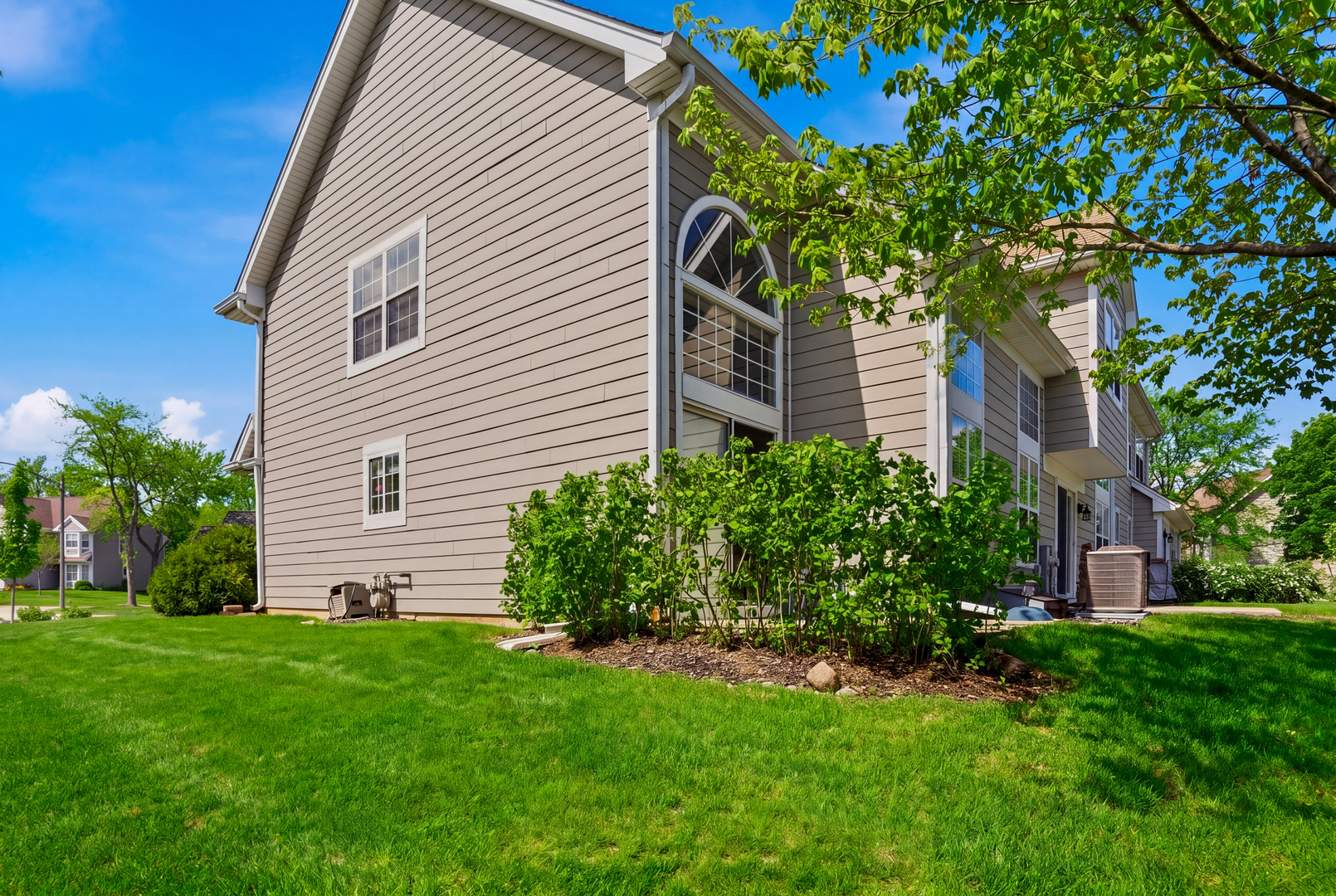 605 Kingsbridge Drive, Carol Stream, IL 60188