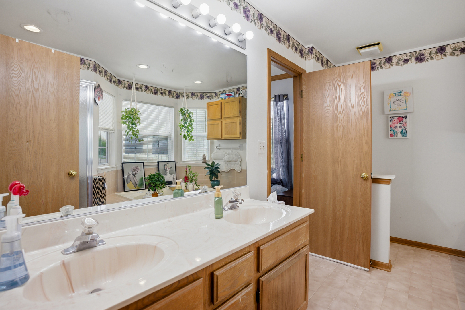 605 Kingsbridge Drive, Carol Stream, IL 60188