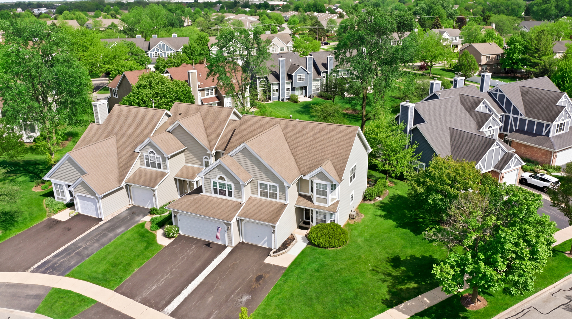 605 Kingsbridge Drive, Carol Stream, IL 60188