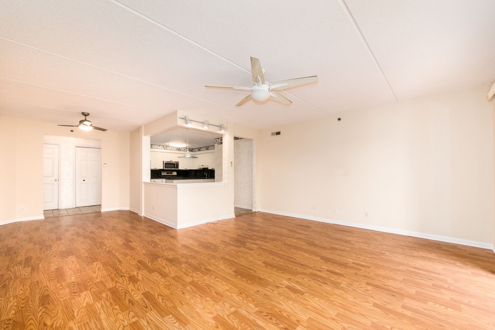 710 Creekside Drive #302, Mount Prospect, IL 60056
