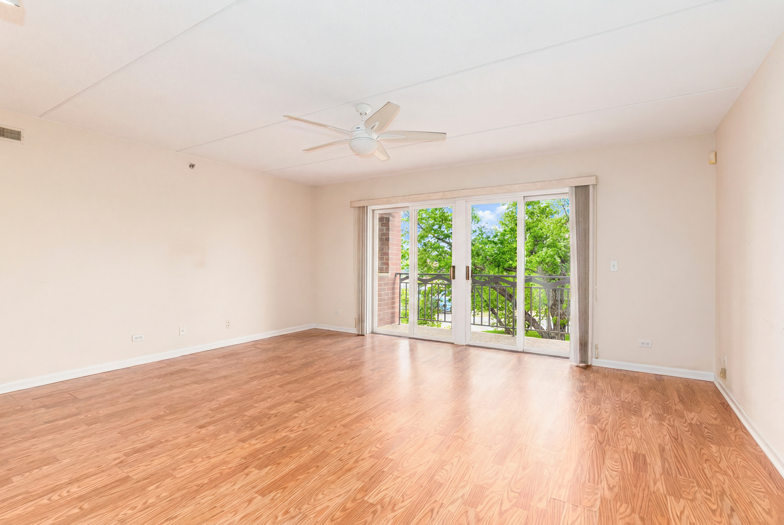 710 Creekside Drive #302, Mount Prospect, IL 60056