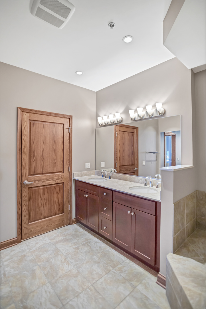 1600 S Prairie Avenue #2102, Chicago, IL 60616