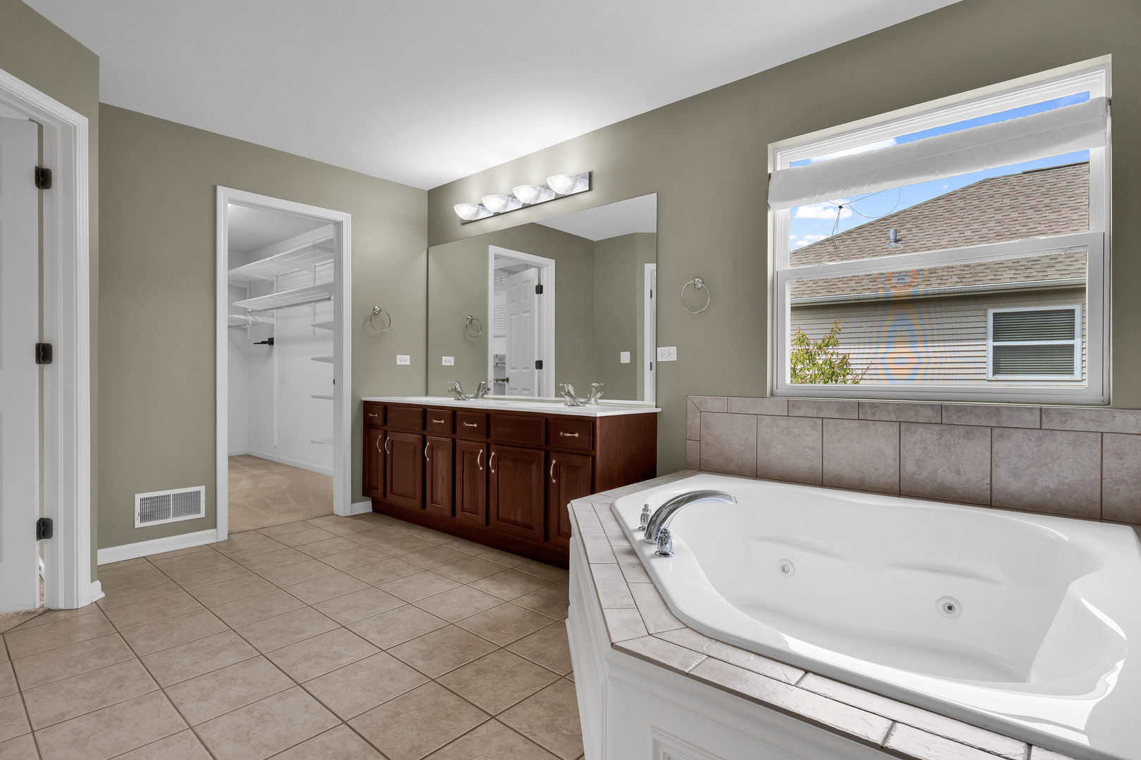 1575 McClellan Drive, Lindenhurst, IL 60046
