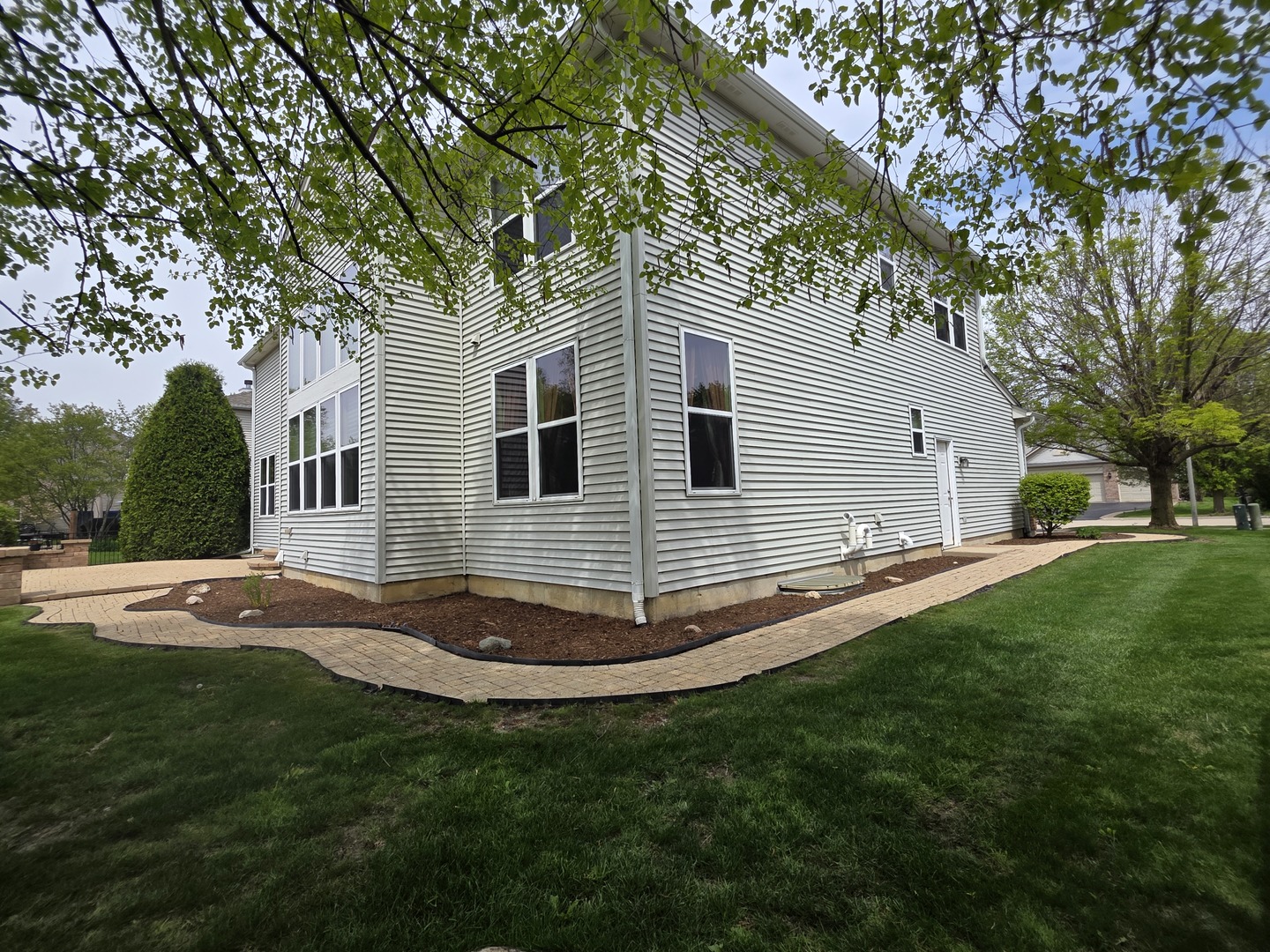 1575 McClellan Drive, Lindenhurst, IL 60046