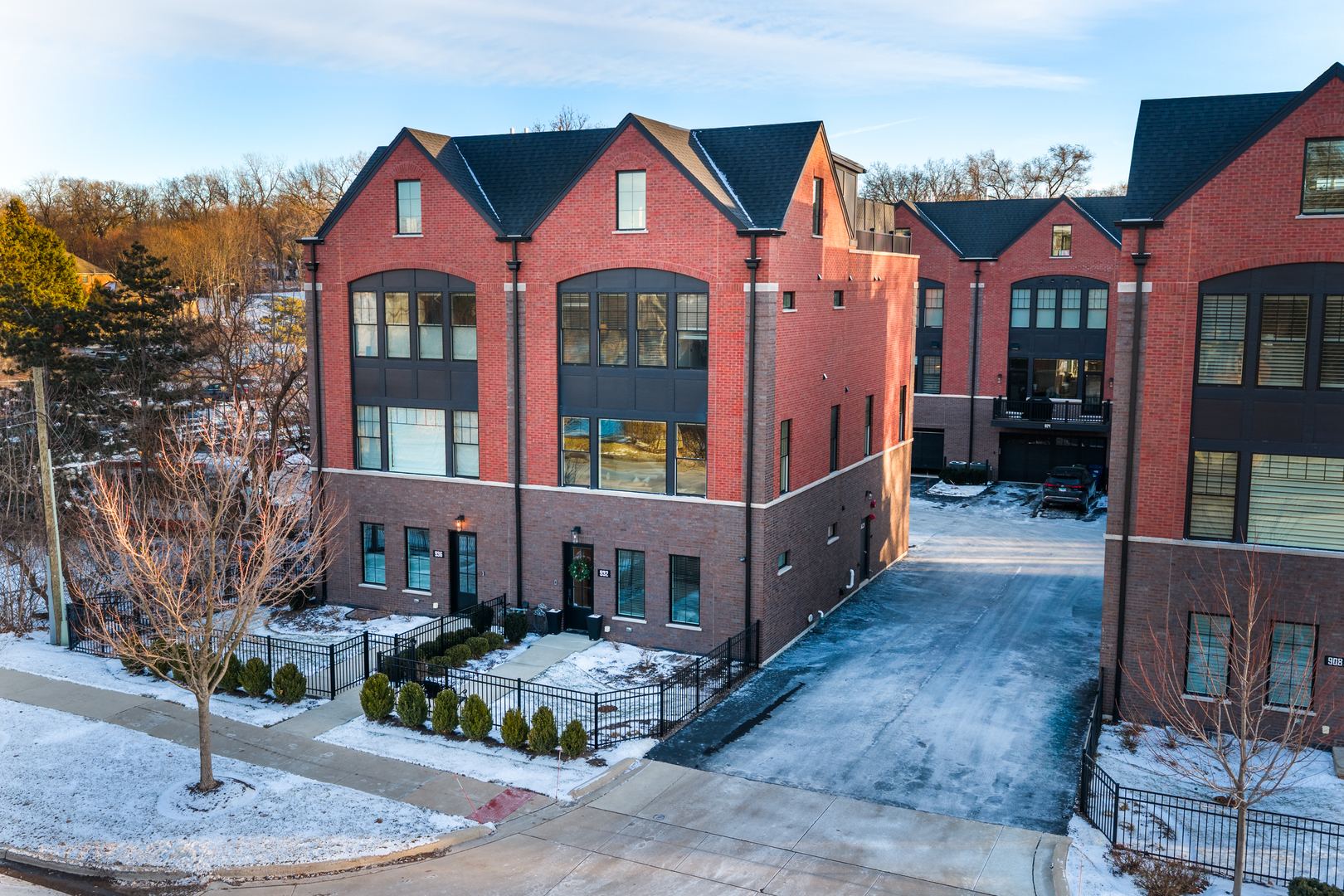 932 E Chicago Avenue, Naperville, IL 60540