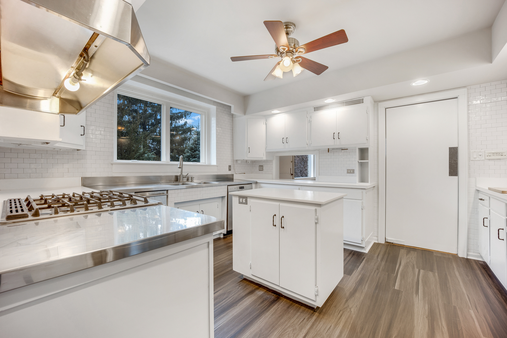 120 E 8th Street, Hinsdale, IL 60521