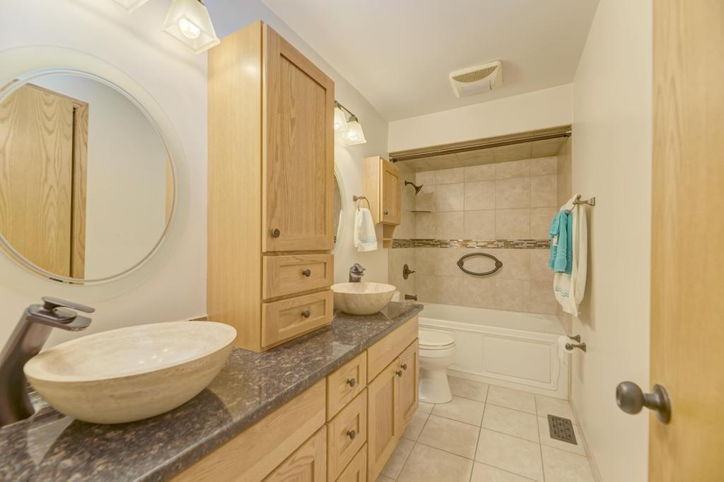 8207 S 82nd Avenue, Justice, IL 60458