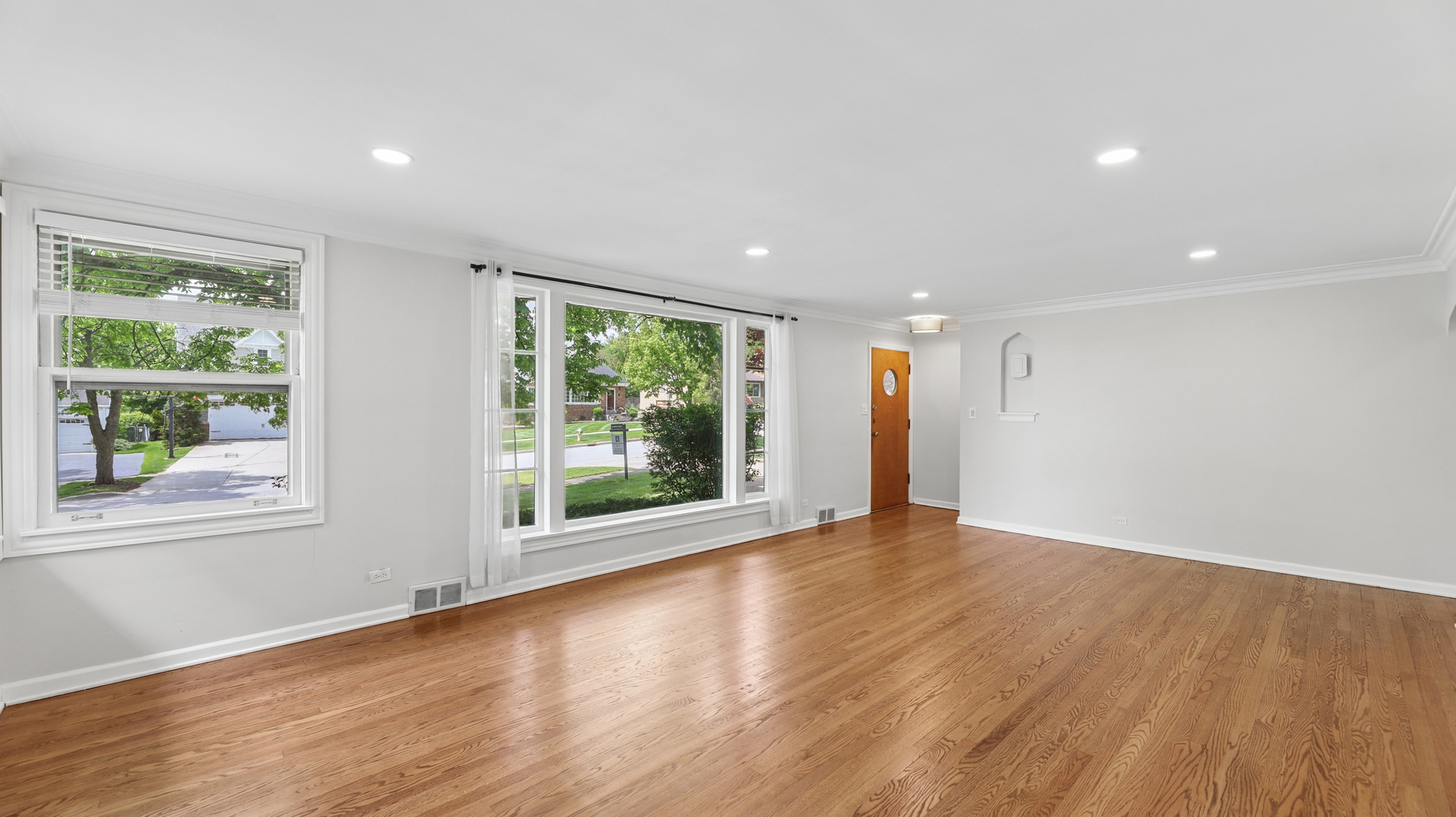 893 S Poplar Avenue, Elmhurst, IL 60126