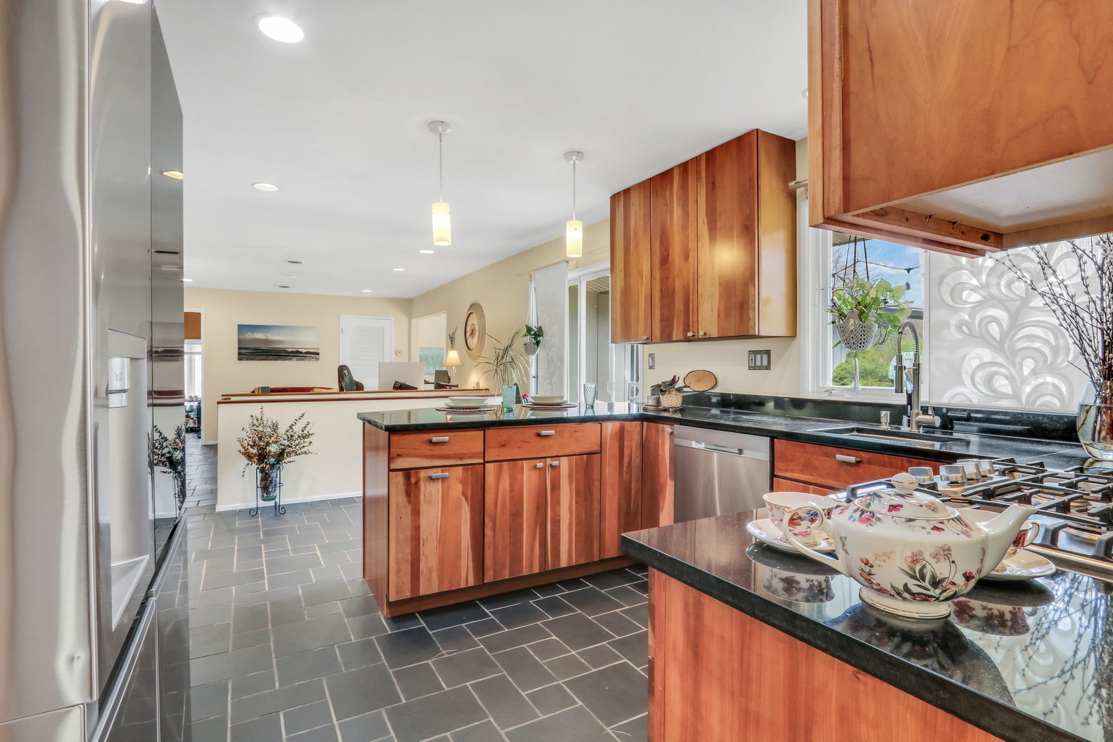 180 Crescent Knoll Drive, Green Oaks, IL 60048
