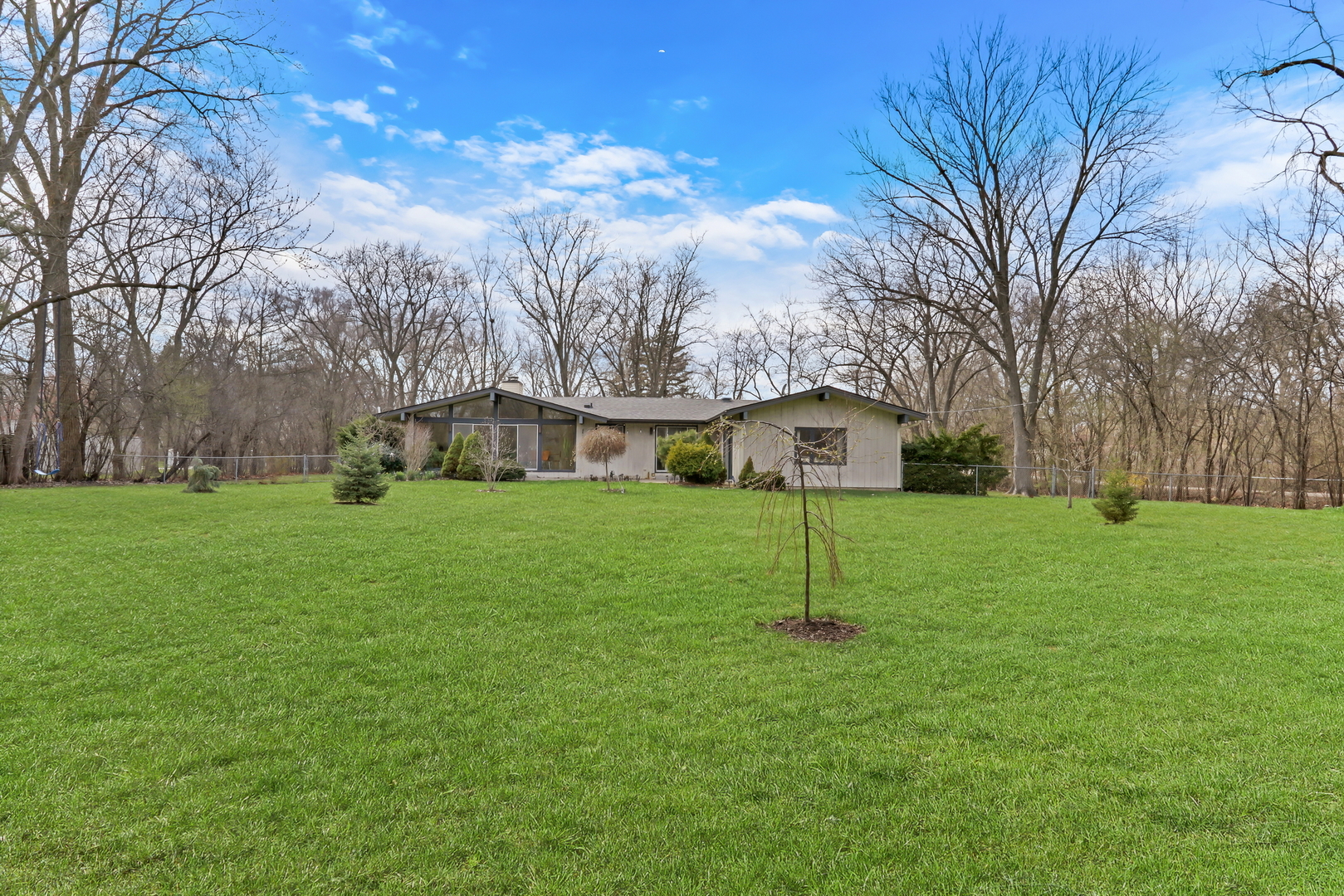 180 Crescent Knoll Drive, Green Oaks, IL 60048