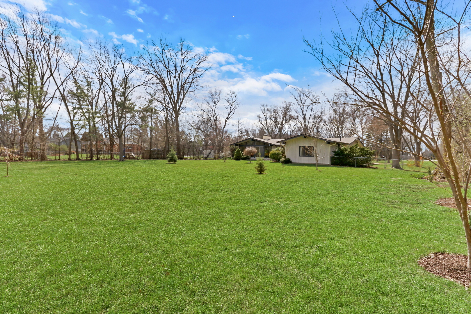 180 Crescent Knoll Drive, Green Oaks, IL 60048
