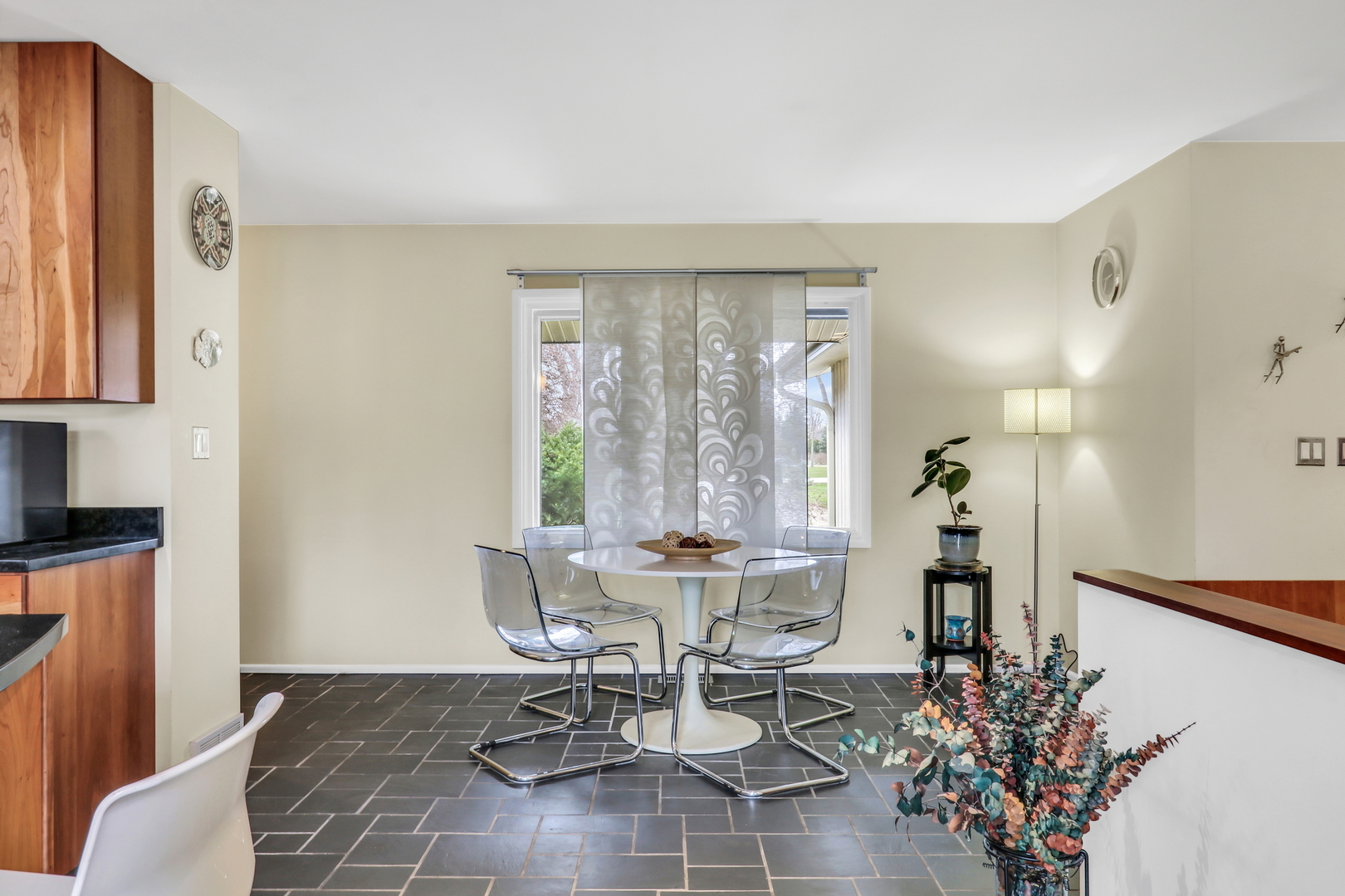180 Crescent Knoll Drive, Green Oaks, IL 60048