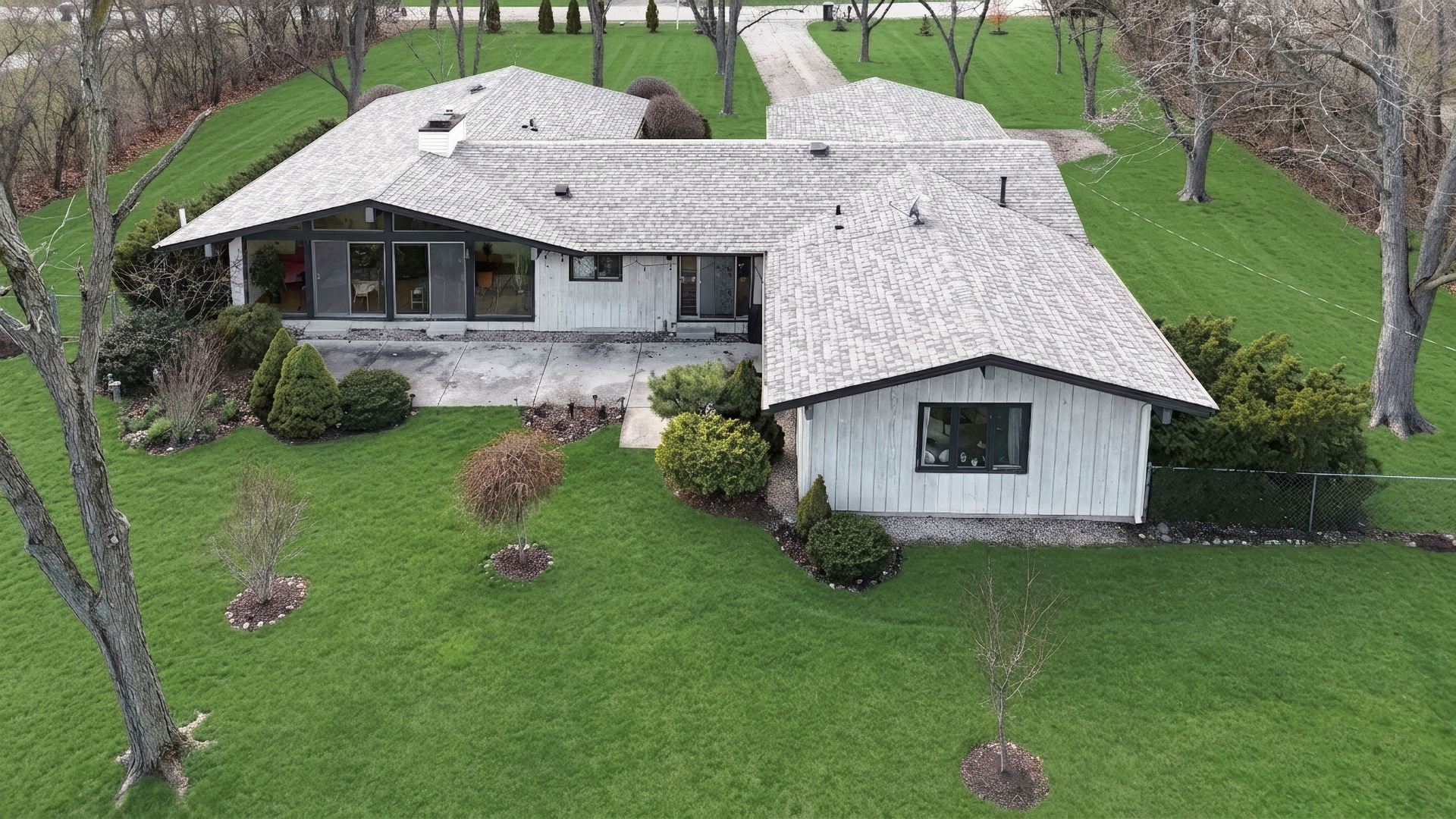 180 Crescent Knoll Drive, Green Oaks, IL 60048
