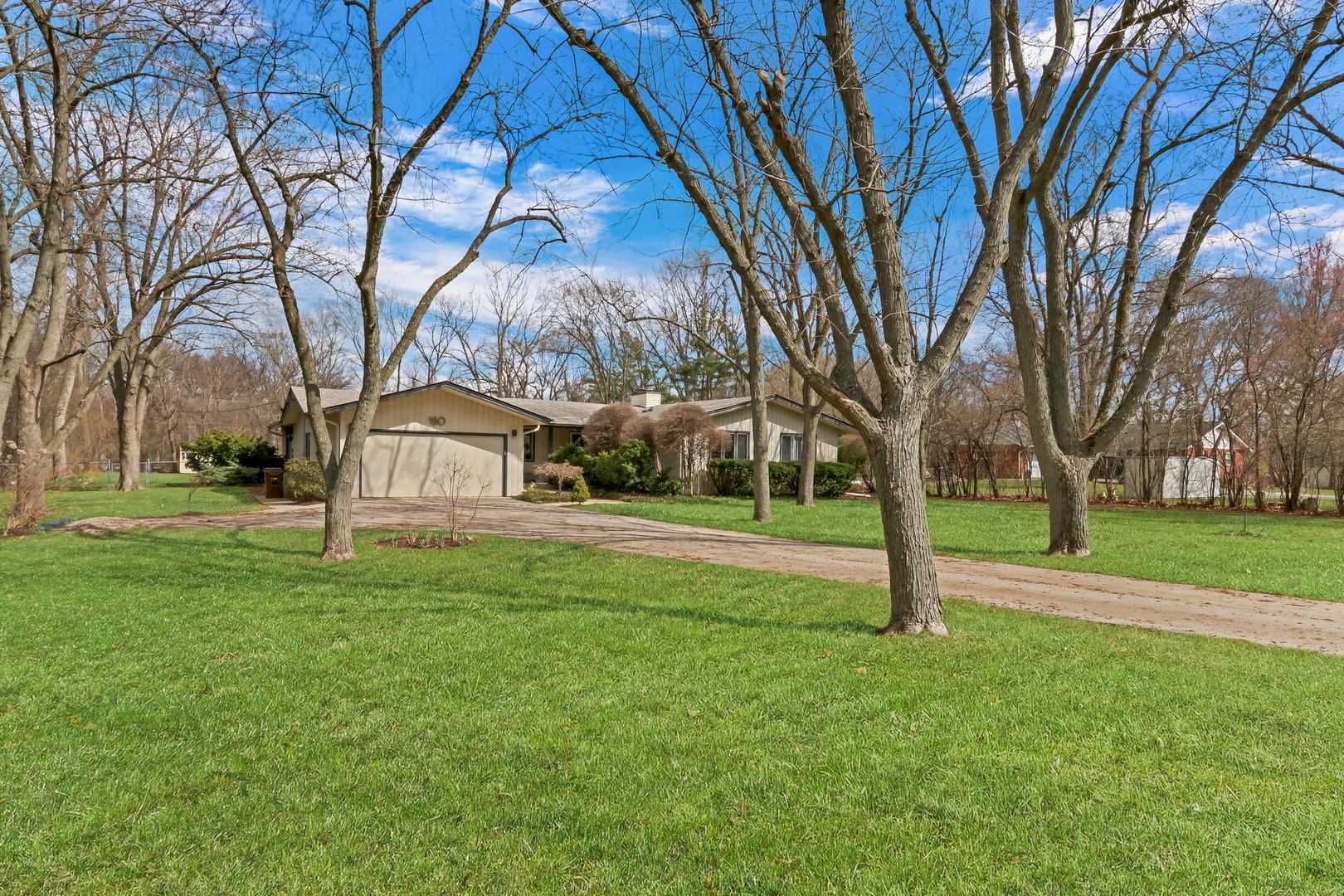 180 Crescent Knoll Drive, Green Oaks, IL 60048