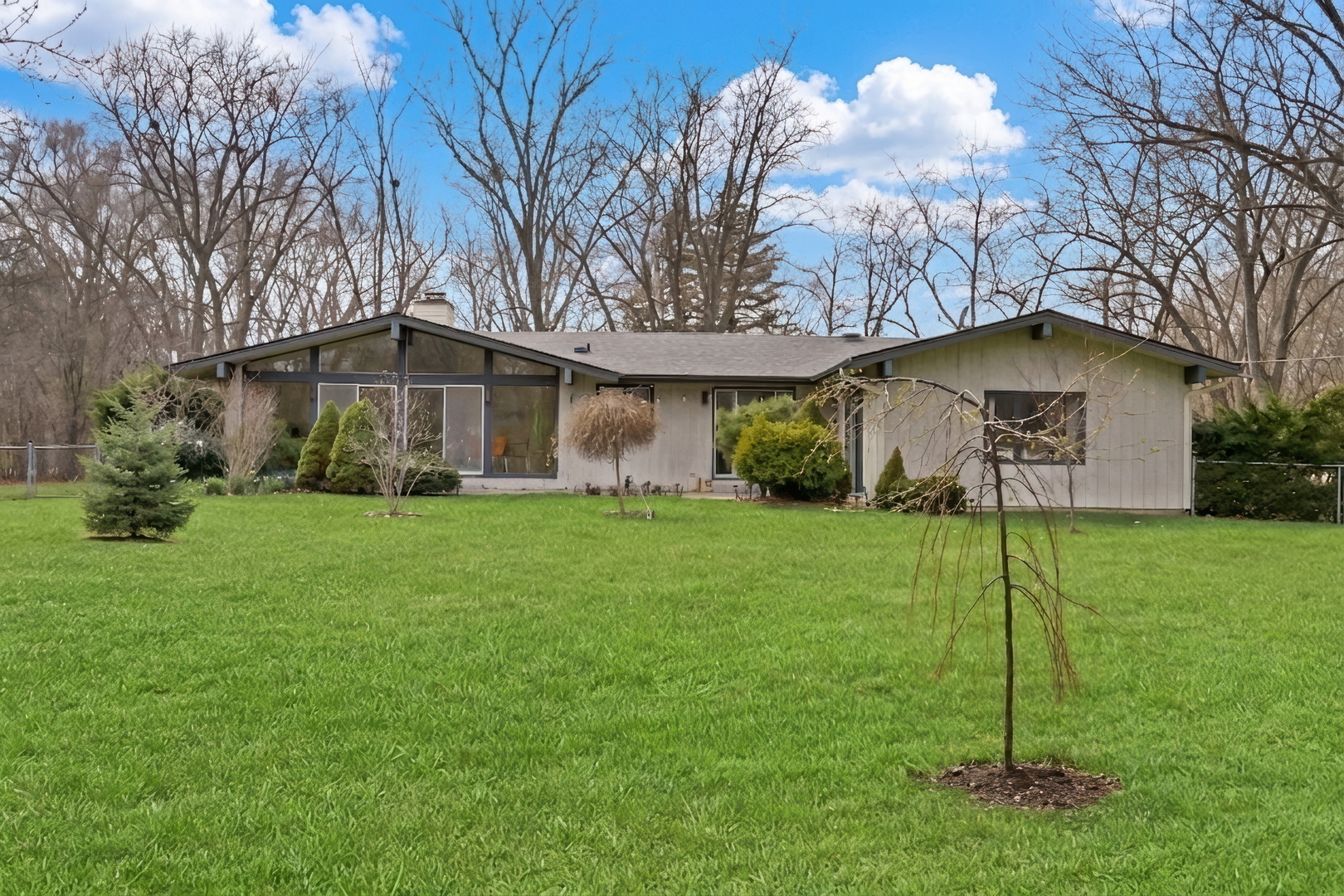 180 Crescent Knoll Drive, Green Oaks, IL 60048