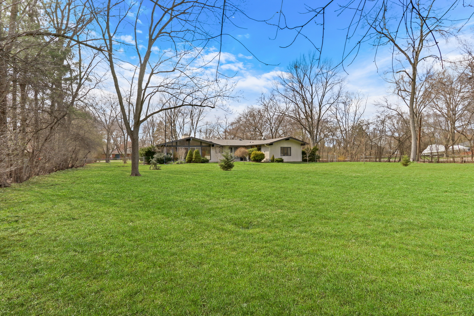 180 Crescent Knoll Drive, Green Oaks, IL 60048