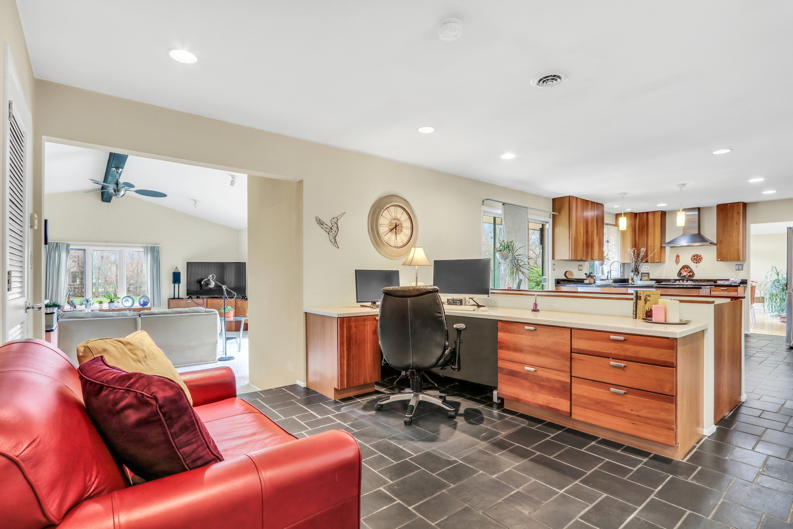 180 Crescent Knoll Drive, Green Oaks, IL 60048