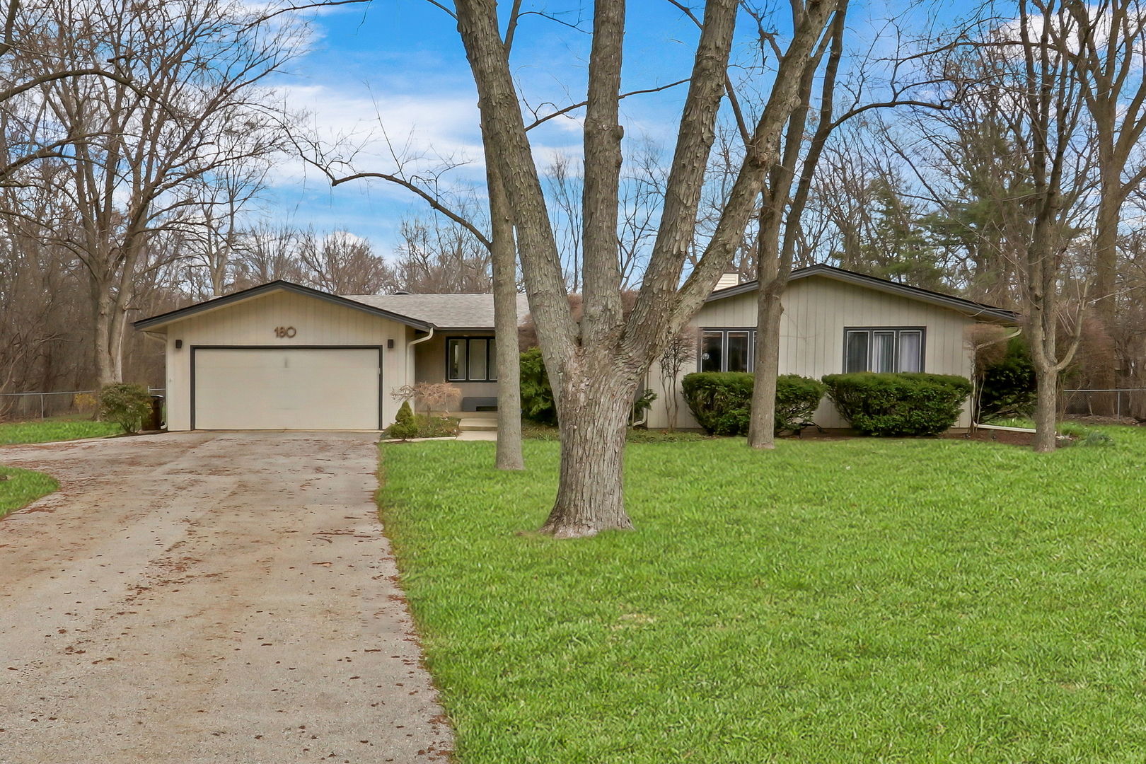 180 Crescent Knoll Drive, Green Oaks, IL 60048