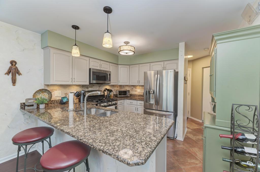 312 Cromwell Court, Westmont, IL 60559