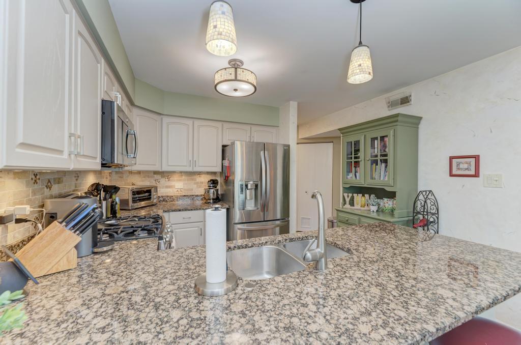 312 Cromwell Court, Westmont, IL 60559