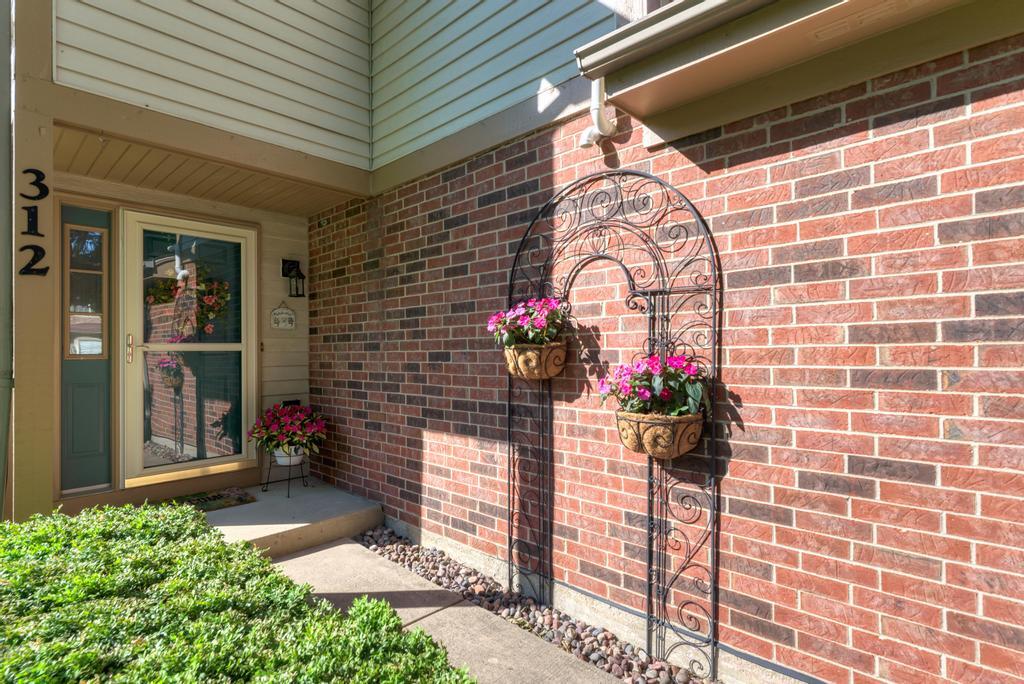 312 Cromwell Court, Westmont, IL 60559