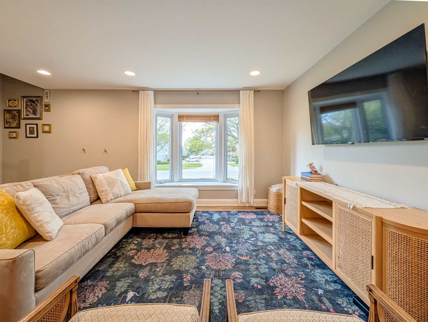 1931 Governors Lane, Hoffman Estates, IL 60169