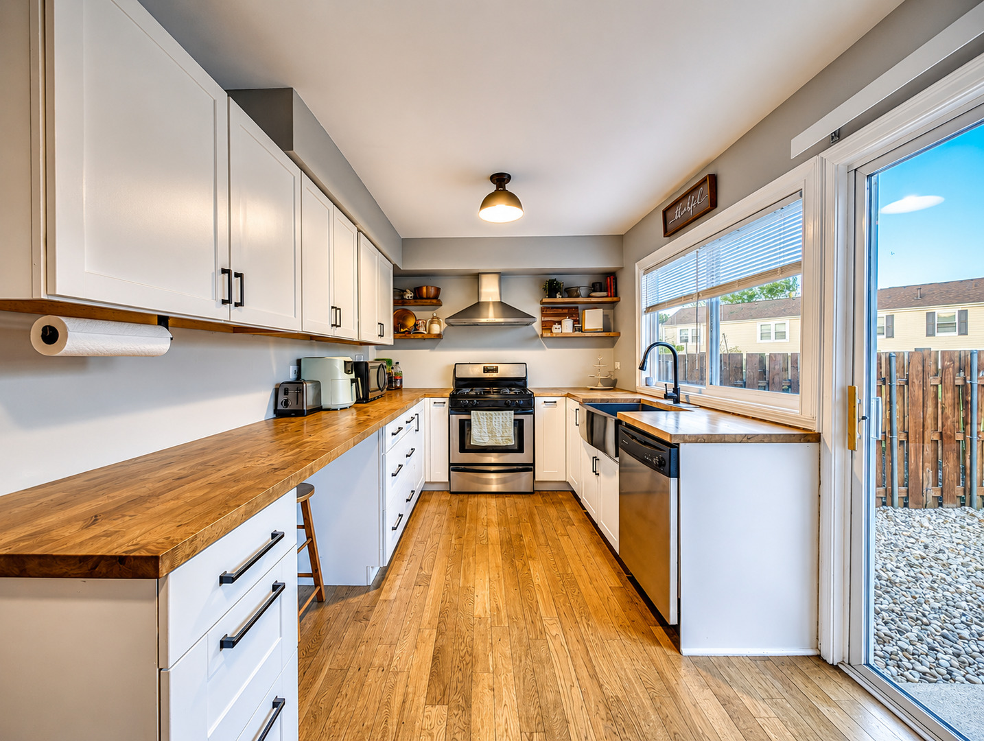 1931 Governors Lane, Hoffman Estates, IL 60169