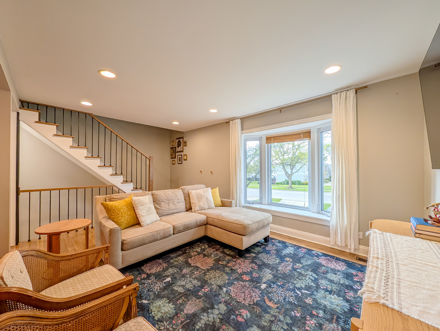 1931 Governors Lane, Hoffman Estates, IL 60169