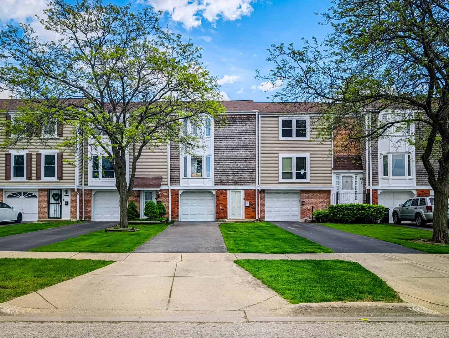 1931 Governors Lane, Hoffman Estates, IL 60169