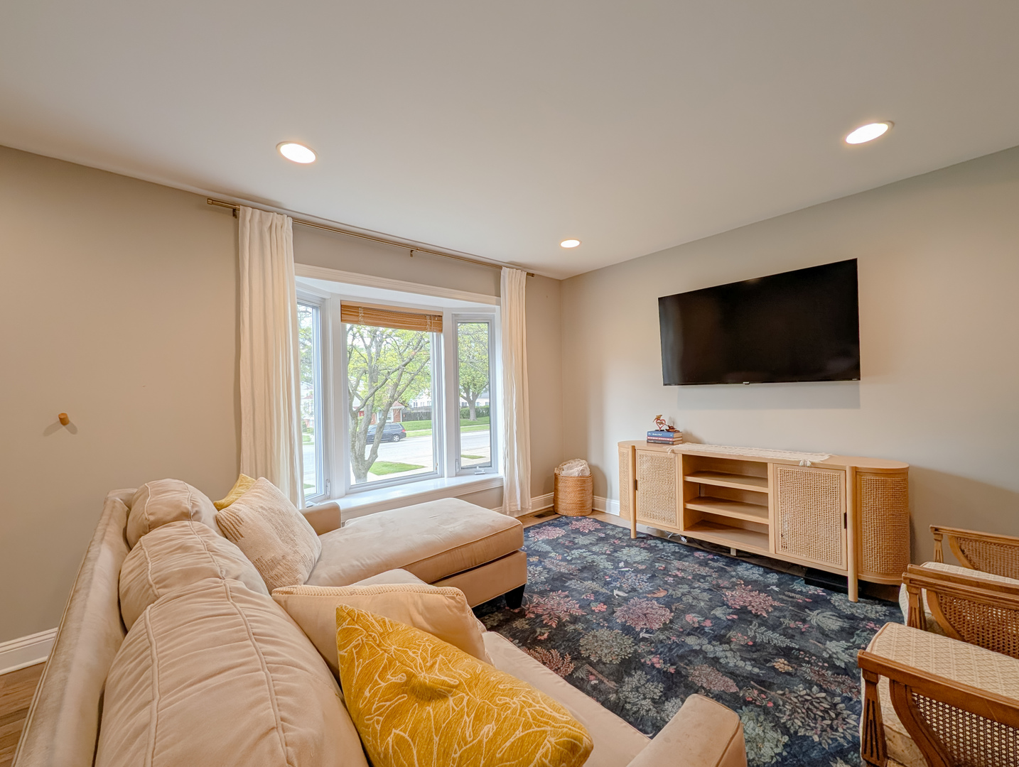 1931 Governors Lane, Hoffman Estates, IL 60169