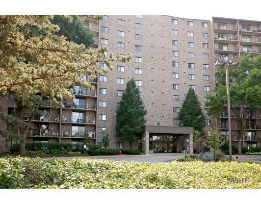 6340 Americana Drive #817, Willowbrook, IL 60527